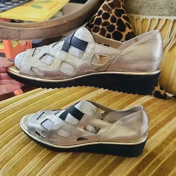 J. RENEE "VALENTEENA" Metallic CUT-OUT VAMP SHOES sz 8M - Picture 3 of 16